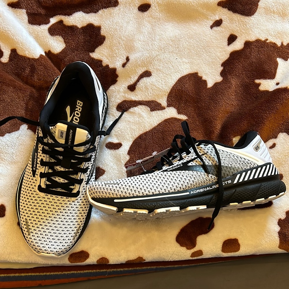 NWT Brooks Adrenaline Sz 9